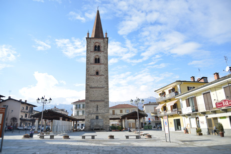 Piazza San Pietro con Torre Campanaria a Bagnolo Piemonte